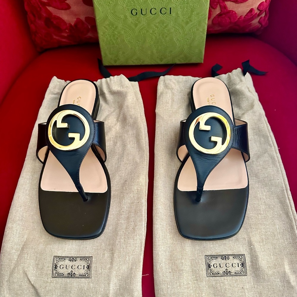 Gucci Black Sandals with Gold Logo - Picture 2 of 10